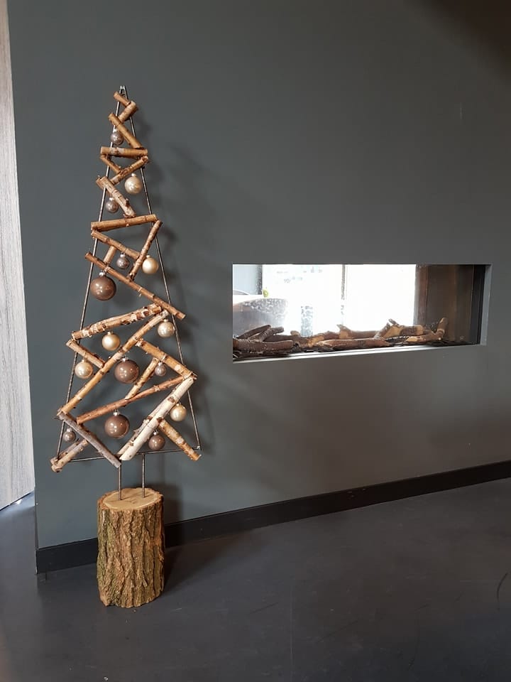 Op deze manier kan iedereen een kerstboom maken van hout! Decoratietakken