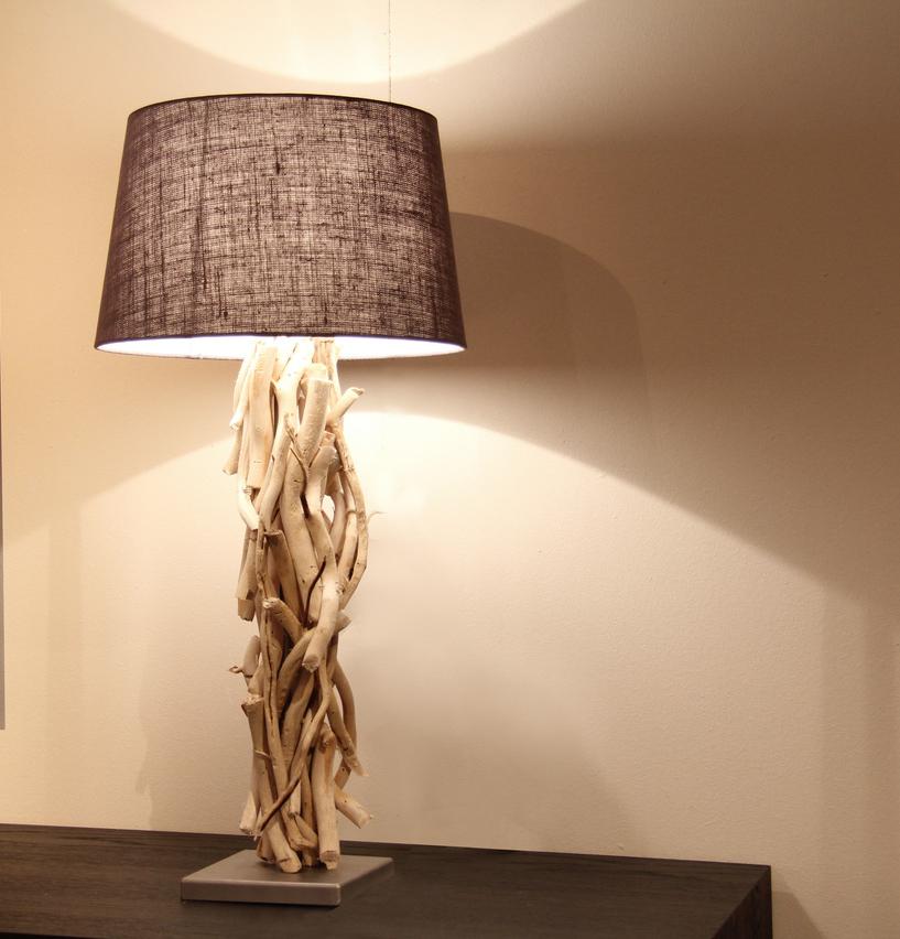 Houten lampen in interieur Decoratietakken