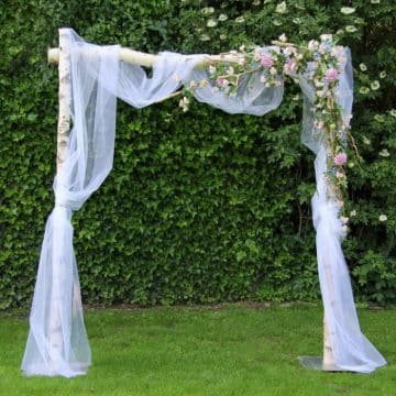 Trouwprieel Berken met Gekleurde Bloemen en Witte Tule