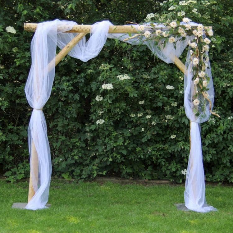 een beetje Gewoon Belichamen Trouwprieel Brocant met Witte Bloemen en Tule - Decoratietakken