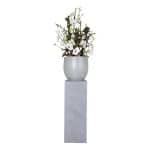 Betonnen Pot Witte bloemen op hoge zuil