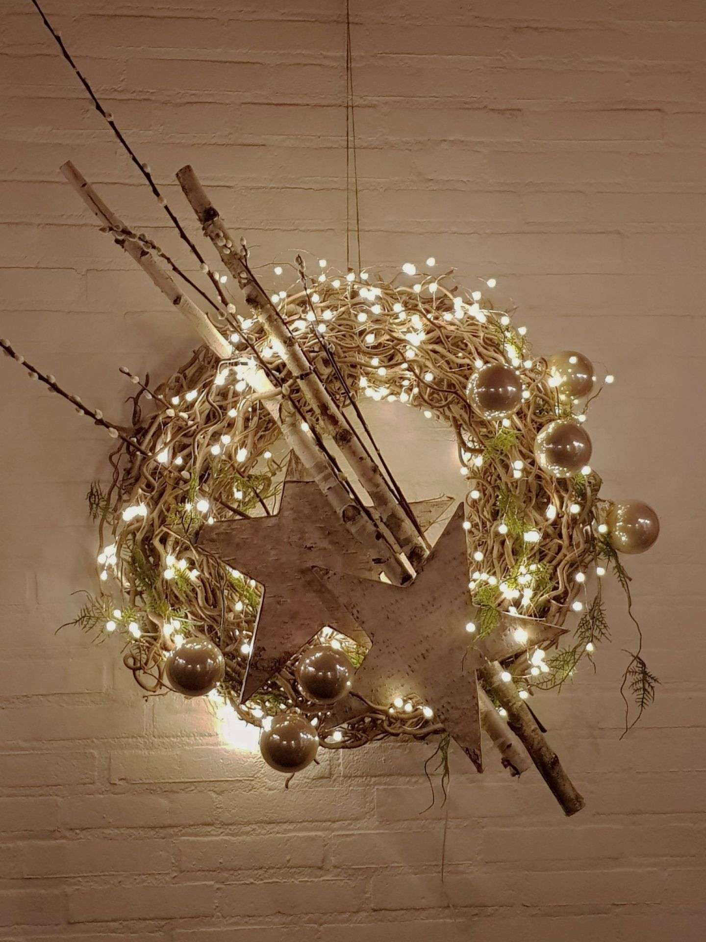 Kerstkrans maken met kerstballen, takken en lampjes Decoratietakken