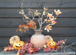 halloween decoratie met takken en bloemen