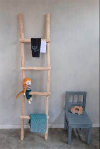 houten ladder in babykamer met knuffel