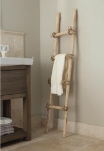 houten ladder in badkamer met handdoek