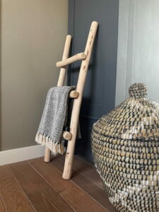 houten ladder met plaid