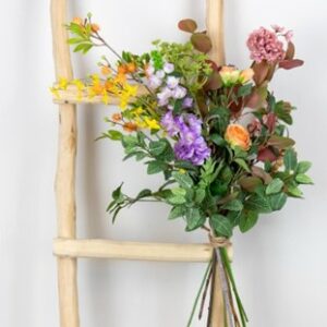 houten ladder met zijde bloemen boeket