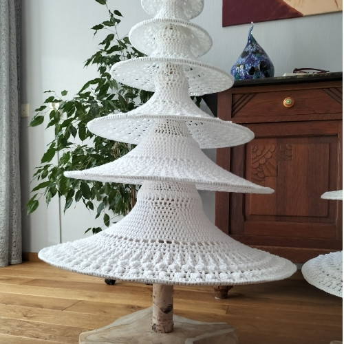 Alternatieve-kerstboom-van-berkenstam-met-stoffen-Decoratietakken