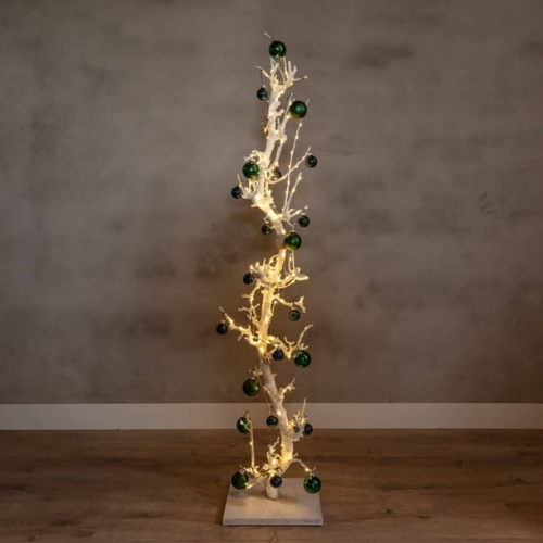 Alternatieve-kerstboom-van-perentakken-in-wit-Decoratietakken