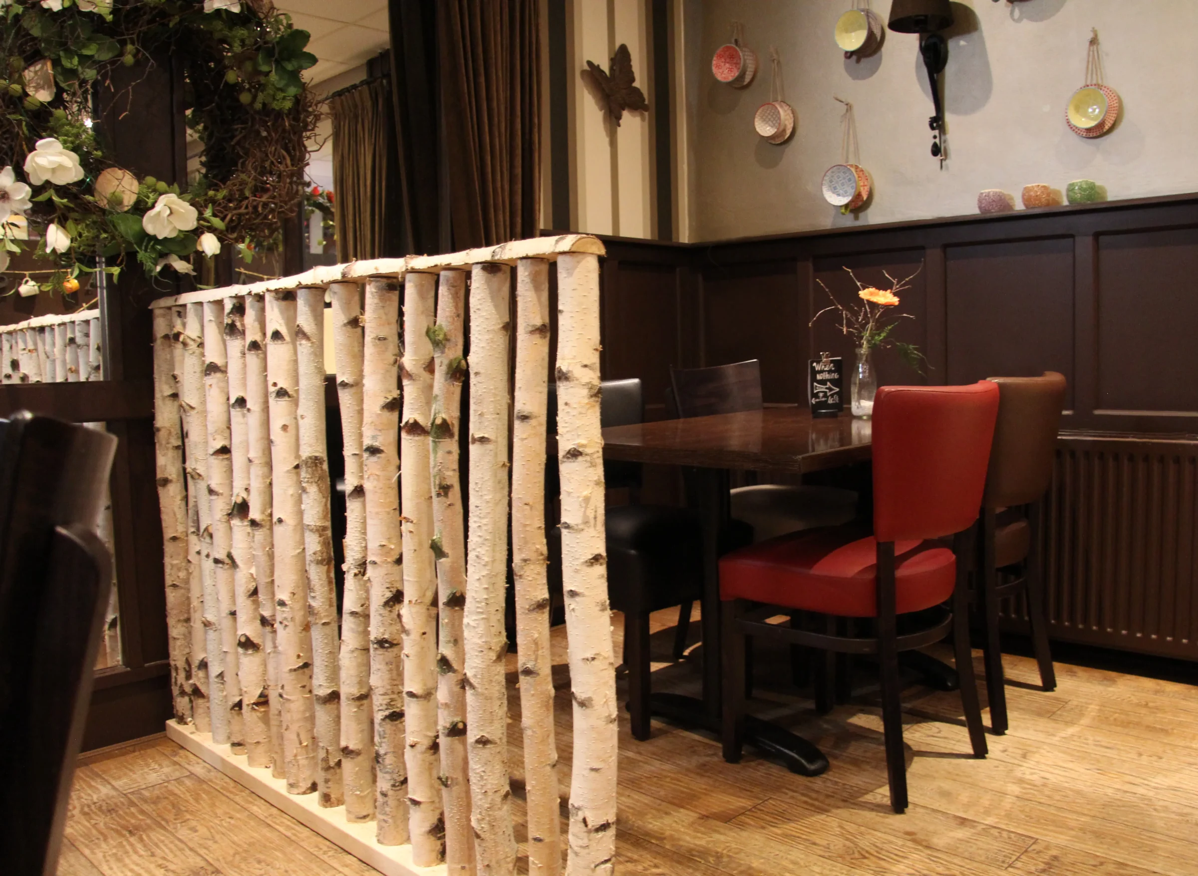 Berken Roomdivider Alvar Met naturel voet, foto restaurant