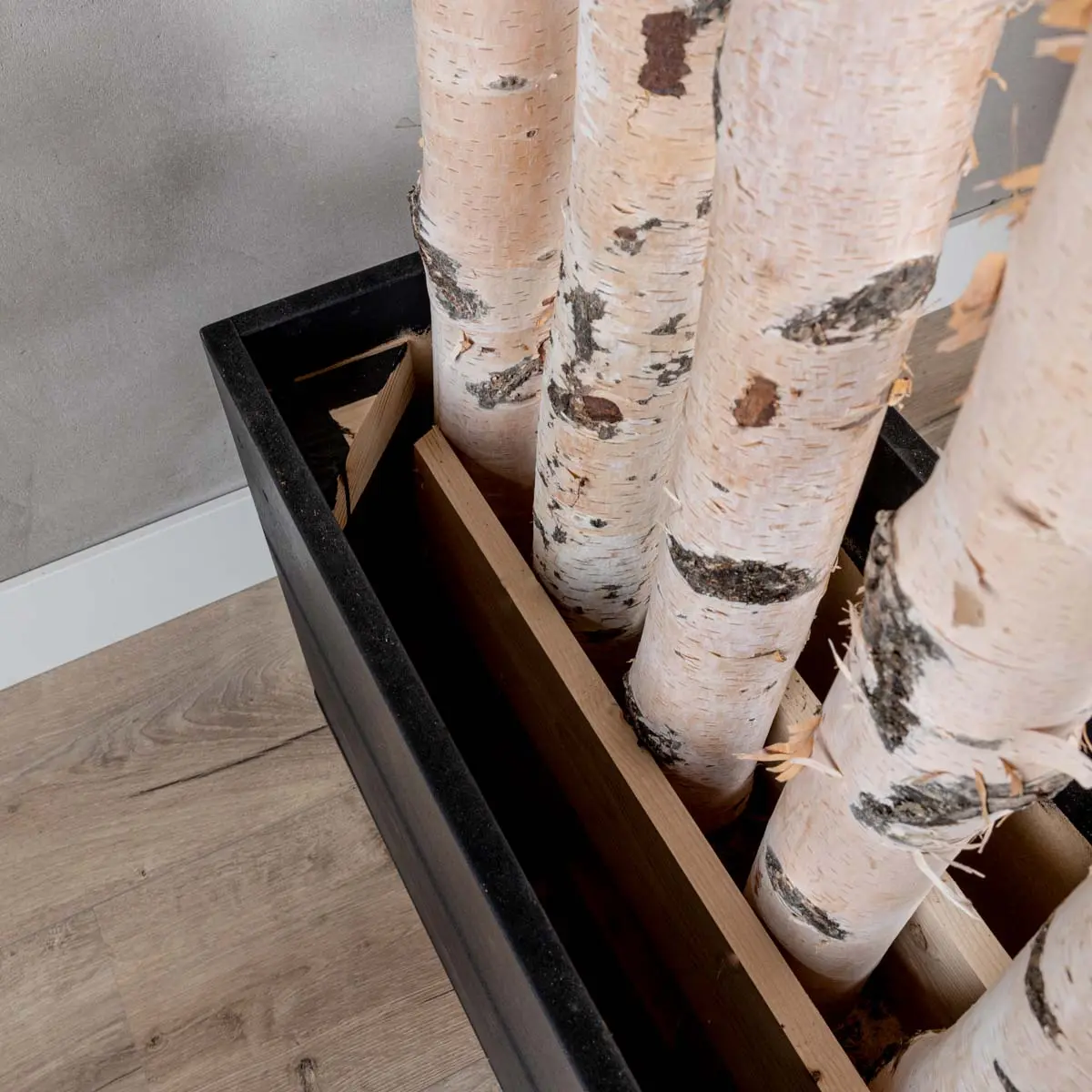 Berken Roomdivider Asta Met zwarte bak en wieltjes H180cm, bak binnenzijde