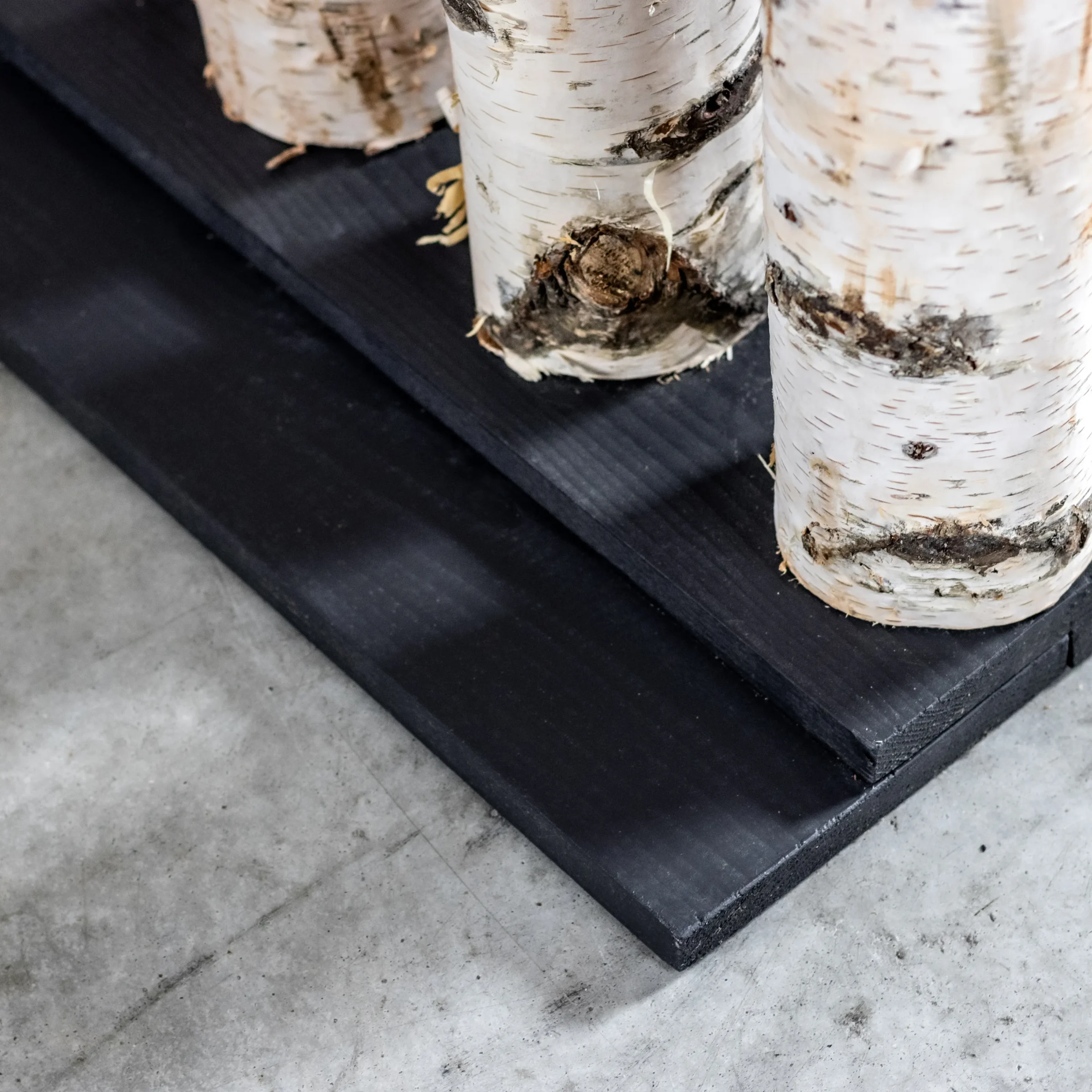 Berken Roomdivider Thor Met zwarte voet, foto van voet (4)