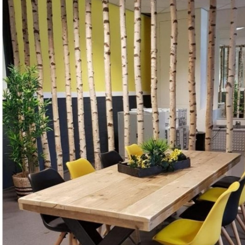 Berkenwand-bij-vergadertafel-Decoratietakken