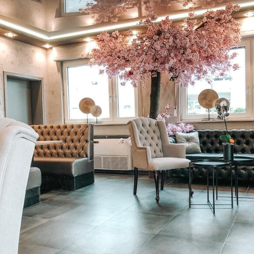Bloesemboom-binnen-in-lobby-Decoratietakken
