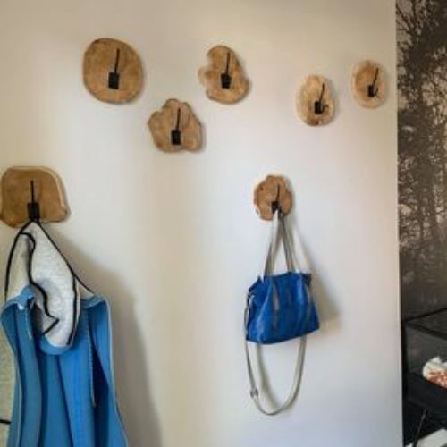 Boomschijf-kapstok-op-verschillende-hoogtes-Decoratietakken