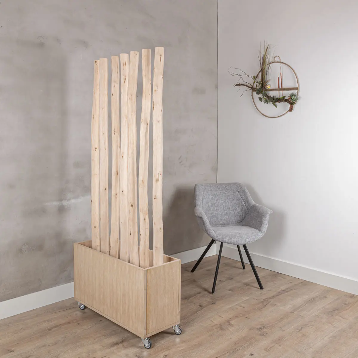 Boomstam Roomdivider Elin Met naturel bak en wieltjes H180 (1)