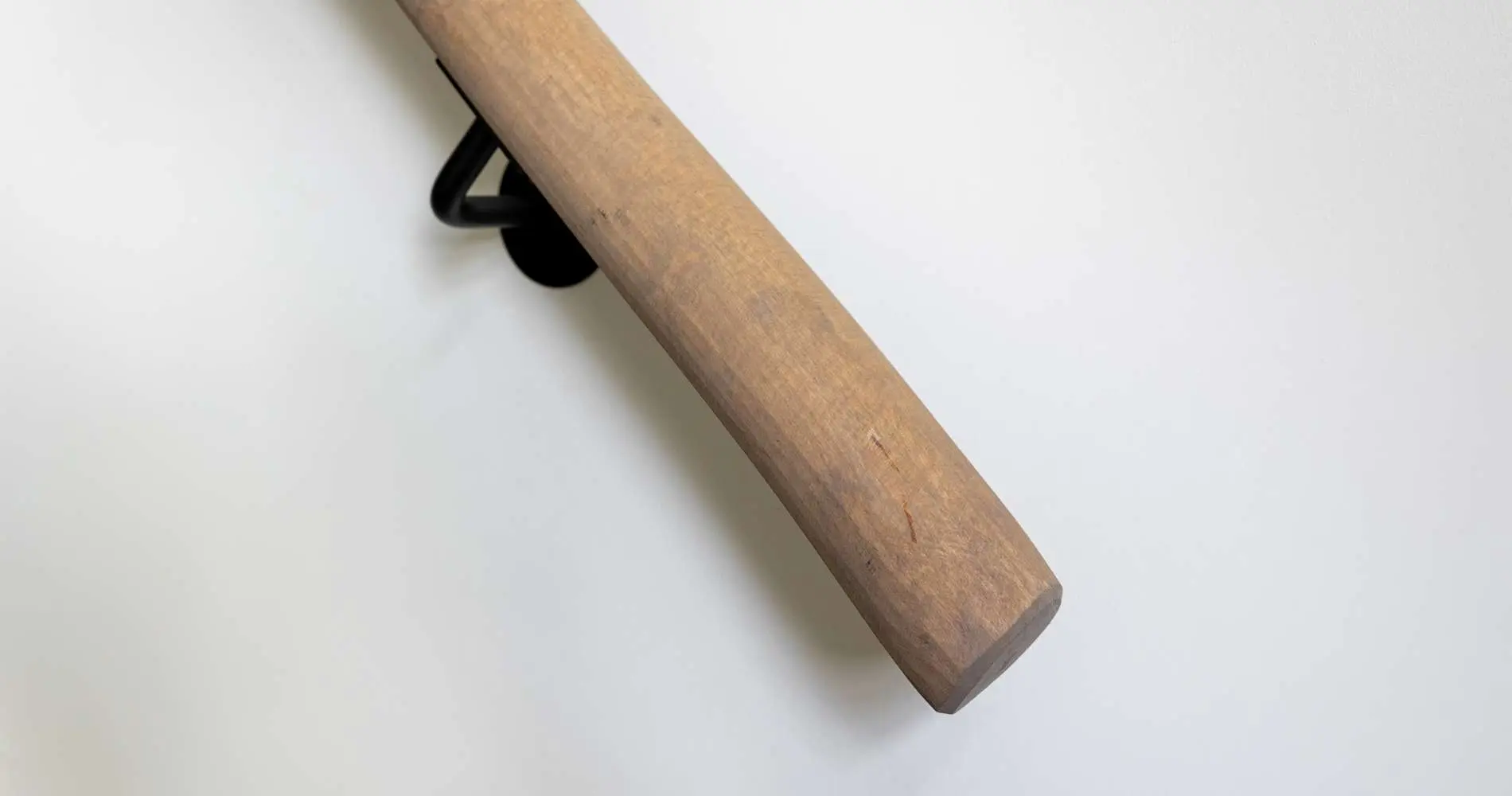 Boomstam Trapleuning Grey wash detailfoto