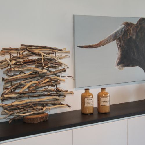 Boomstam-decoratie-in-hal-Decoratietakken