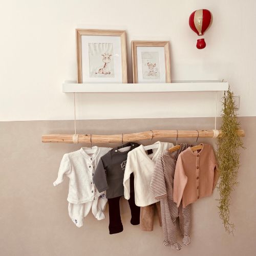Boomstam-hangkapstok-met-kinderkleren-Decoratietakken