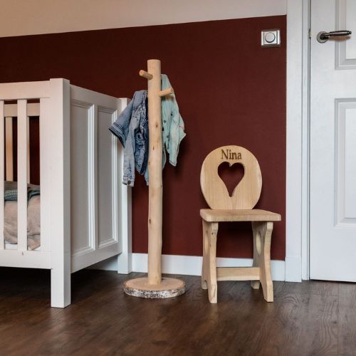 Boomstam-kinderkapstok-in-kinderkamer-Decoratietakken