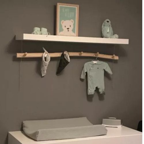 Boomstam-wandkapstok-in-grijze-kinderkamer-Decoratietakken