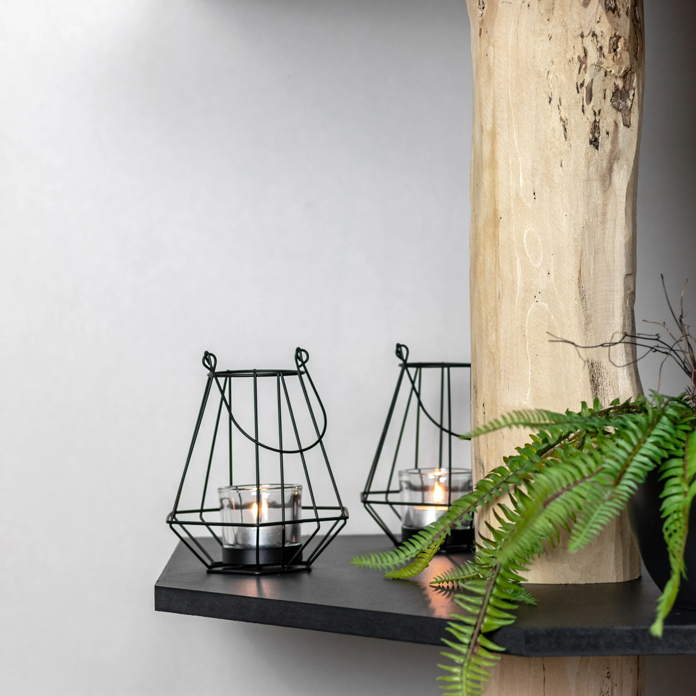 Zwarte legplank met decoratie