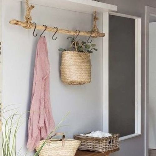 Boomtak-hanger-aan-touwen-Decoratietakken