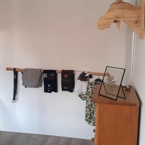 Boomtak-hanger-met-kleding-Decoratietakken