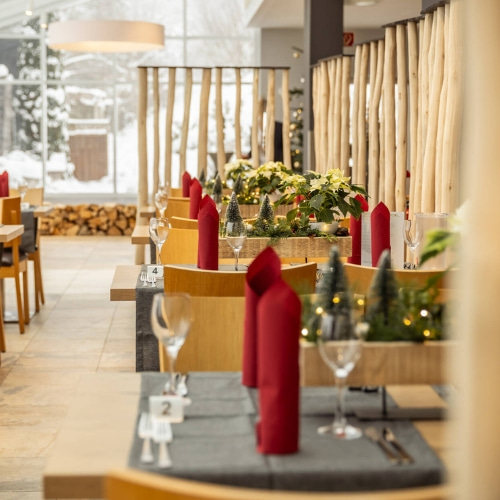 Geschuurde-roomdivider-in-restaurant-Decoratietakken