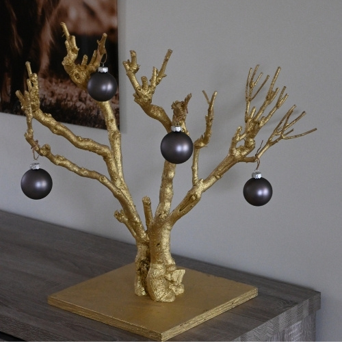 Goud-kerstboombje-op-dressoir-in-hal-Decoratietakken