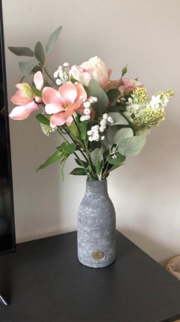 Graue hohe Vase mit künstlichen Zweigen