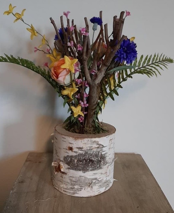 Holle-berkenstam-met-decoratiemateriaal