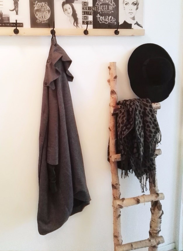 Holzleiter aus Birkenholz mit Garderobe und Hut