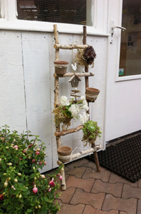 Holzleiter außen mit Dekorationsmaterial