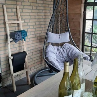 Holzleiter draußen mit Plaids