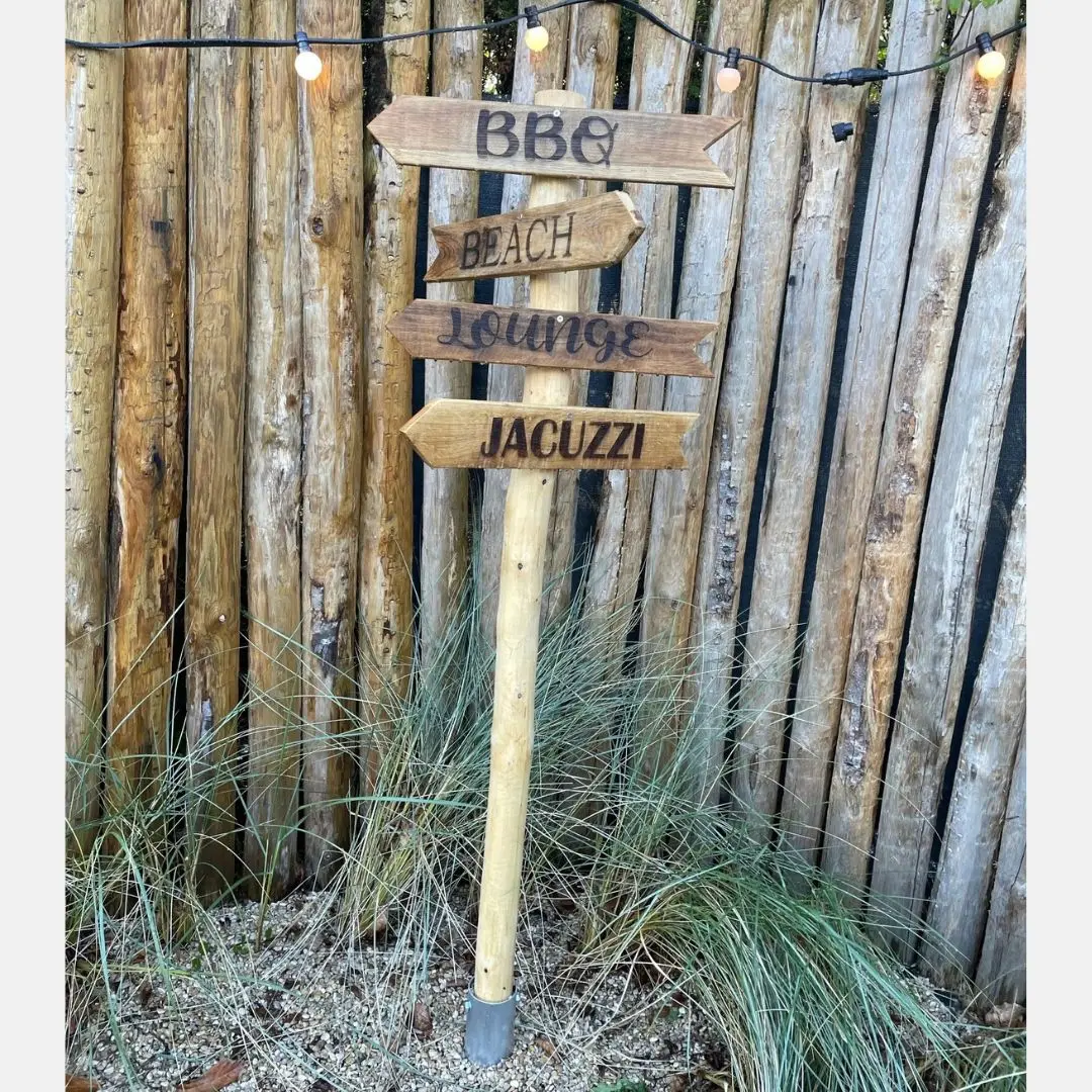 Houten wegwijspaal beach