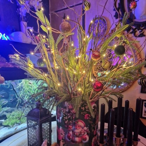 Kerstboompje-met-kunstdennen-en-kronkeltakken-Decoratietakken