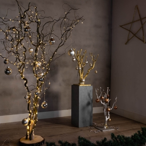 Kronkeltakken-met-kerstverlichting-en-goud-boompje-Decoratietakken