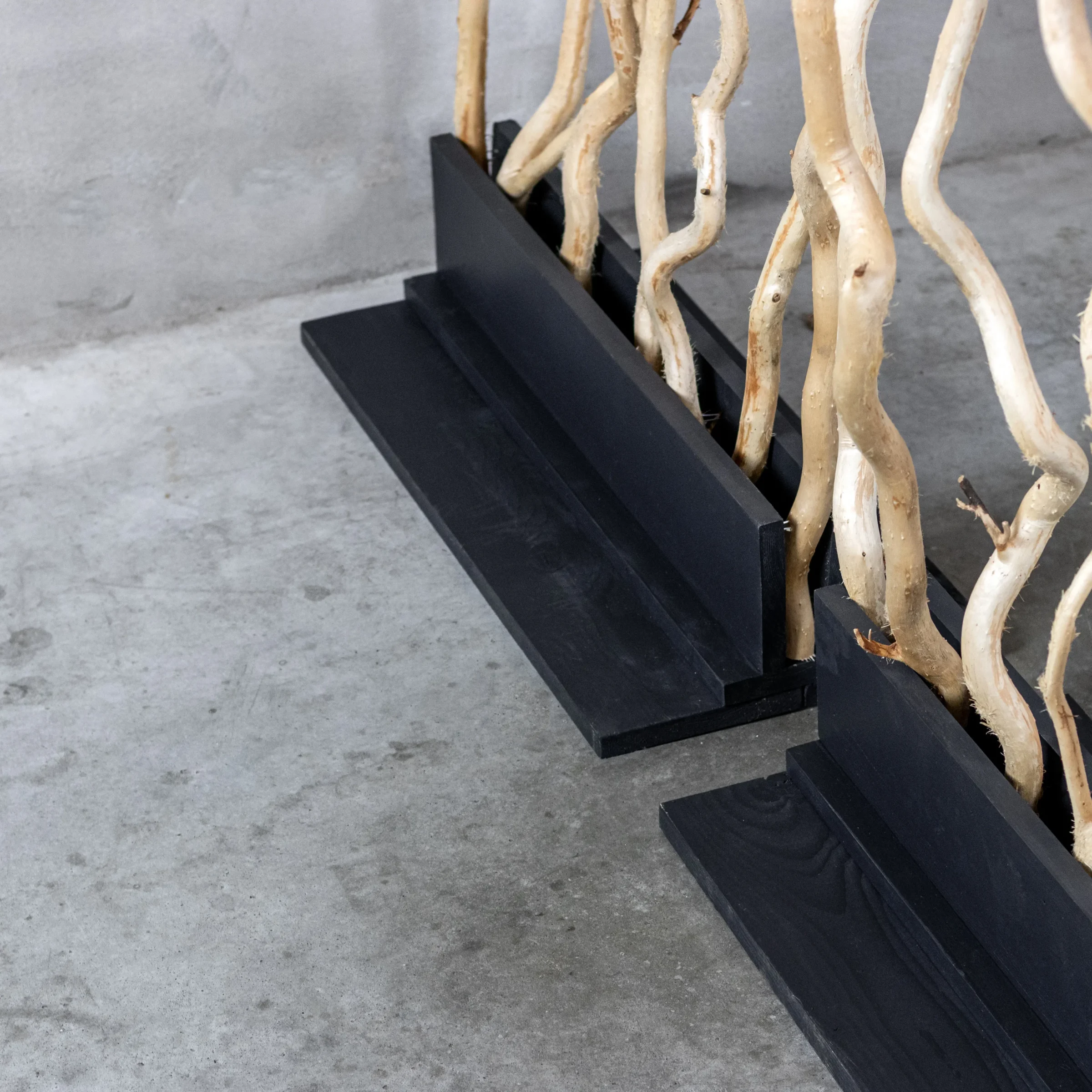 Kronkelwilg Roomdivider Viggo Gezandstraald Met zwarte voet H165cm, voet achterzijde