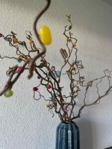 Osterstrauch mit jelly beans close up