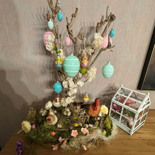 Paasdecoratie-op-dressoir-in-hal-Decoratietakken