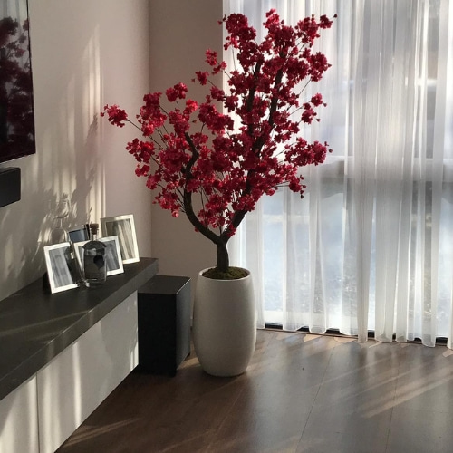 Rode-bloesemboompje-in-huiskamer-Decoratietakken