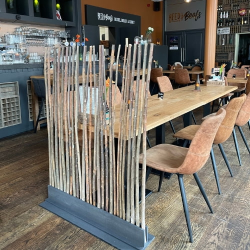 Roomdivider-met-takken-in-restaurant-Decoratietakken