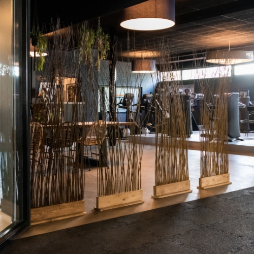 Roomdivider-takken-in-sportschool-Decoratietakken