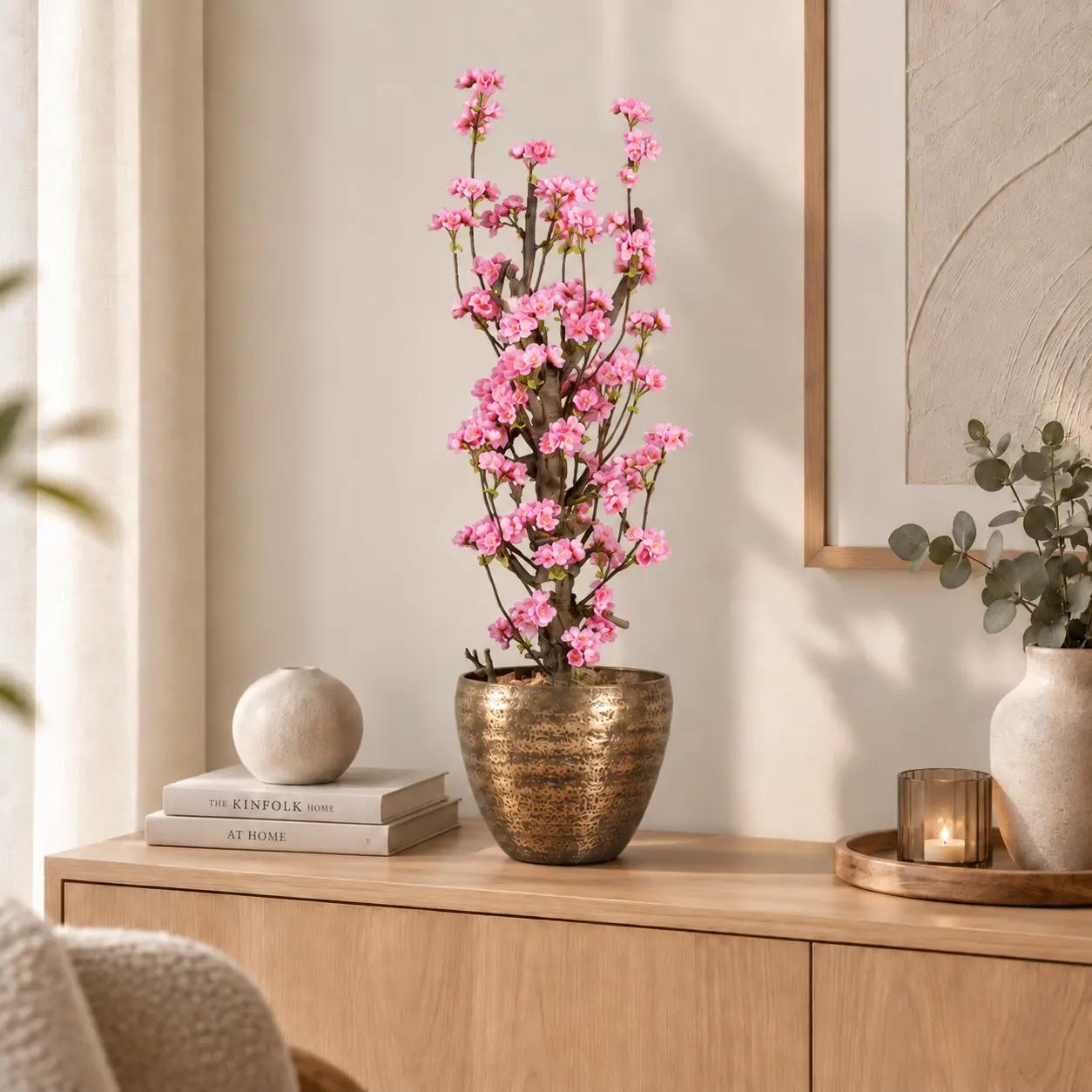 Roze bloesemboom in gouden pot
