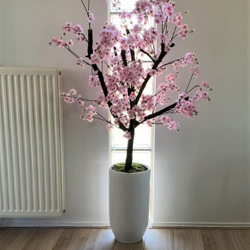 Roze-bloesemboom-voor-raam-Decoratietakken