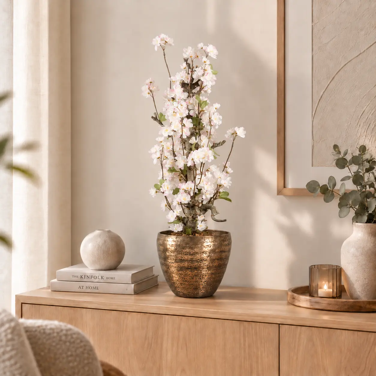 Scandinavische woonkamer met witte bloesemboom