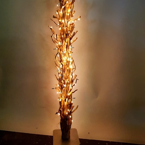 Takken-met-verlichting-op-voetstuk-Decoratietakken