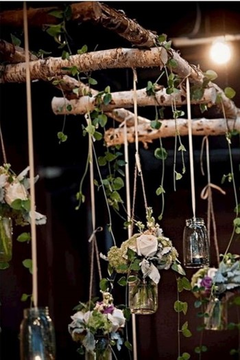 Von der Decke hängende Holzleiter mit Dekorationsmaterial