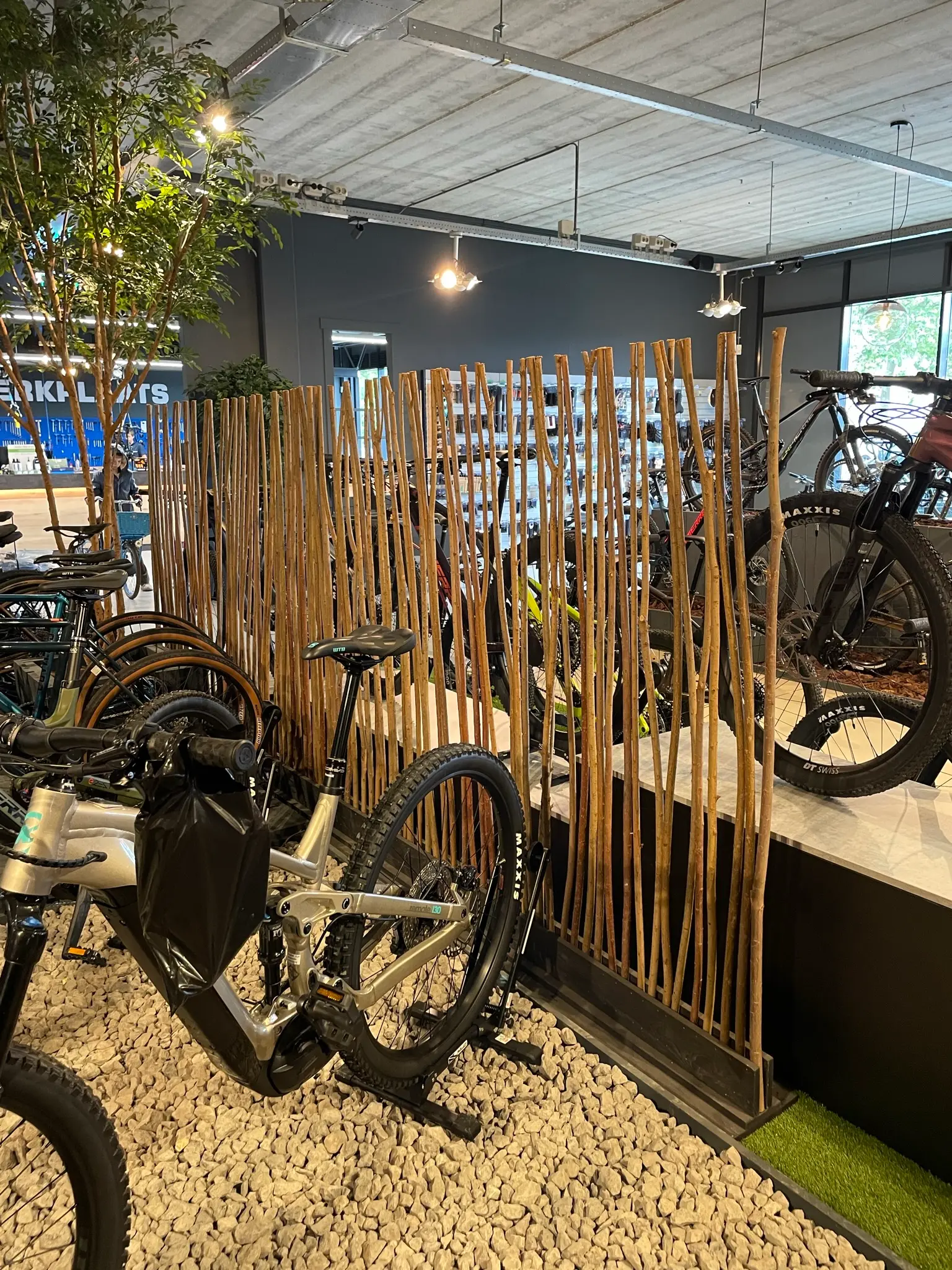 Wilgen Roomdivider Sverre Met zwarte voet H165cm, winkel